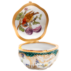 Snuff-box with "Exotic Bird on Fig", H 4,8 cm