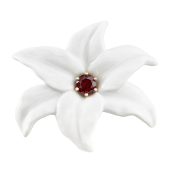 Brooch Bloom Collection Garnet, 925 silver rose plated with an open flower in porcelain, 1 garnet 1,10 ct