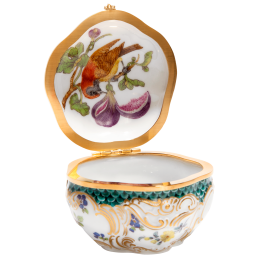 Snuff-box with "Exotic Bird on Fig", H 4,8 cm